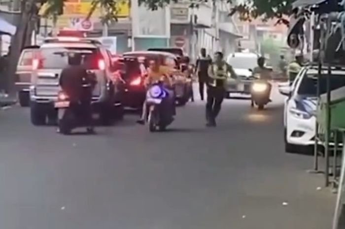 Pemotor Honda Scoopy Tidak Pakai Helm dan Bawa Anak Kecil Nekat Terobos Operasi Zebra di Mojokerto Polisi Ditantangin!