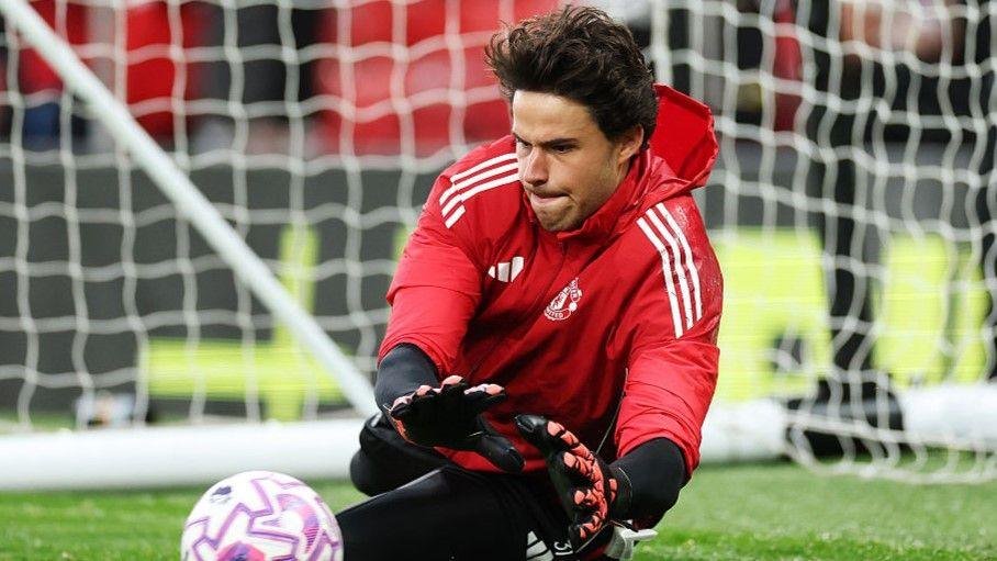 Manchester United vs Sunderland: Ruben Amorim Andalkan Debutan Senne Lammens